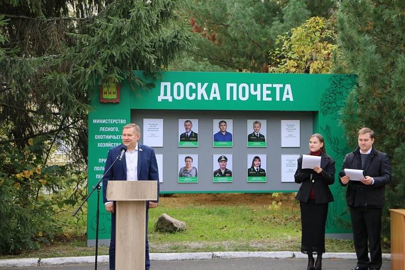 В Пензенской области депутат ЛДПР Павел Куликов поздравил работников леса с профессиона...