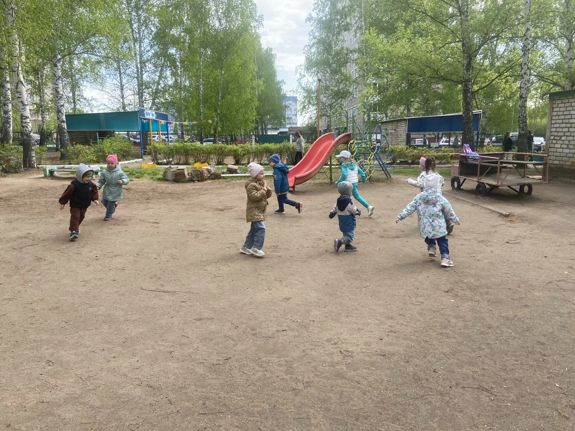 «Бодрое утро: зарядка на свежем воздухе стала доброй традицией в нашем детском саду»