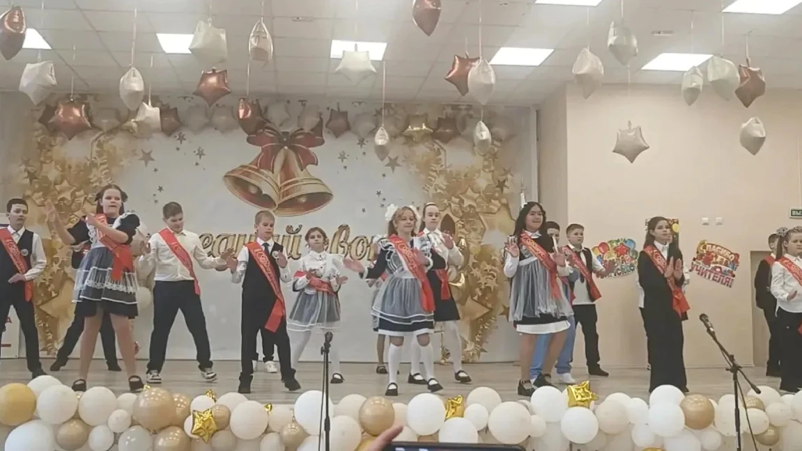 🛫 «Небесный экспресс» отправился в путь: в школе №1 прошёл Выпускной 4 класса! 🎓