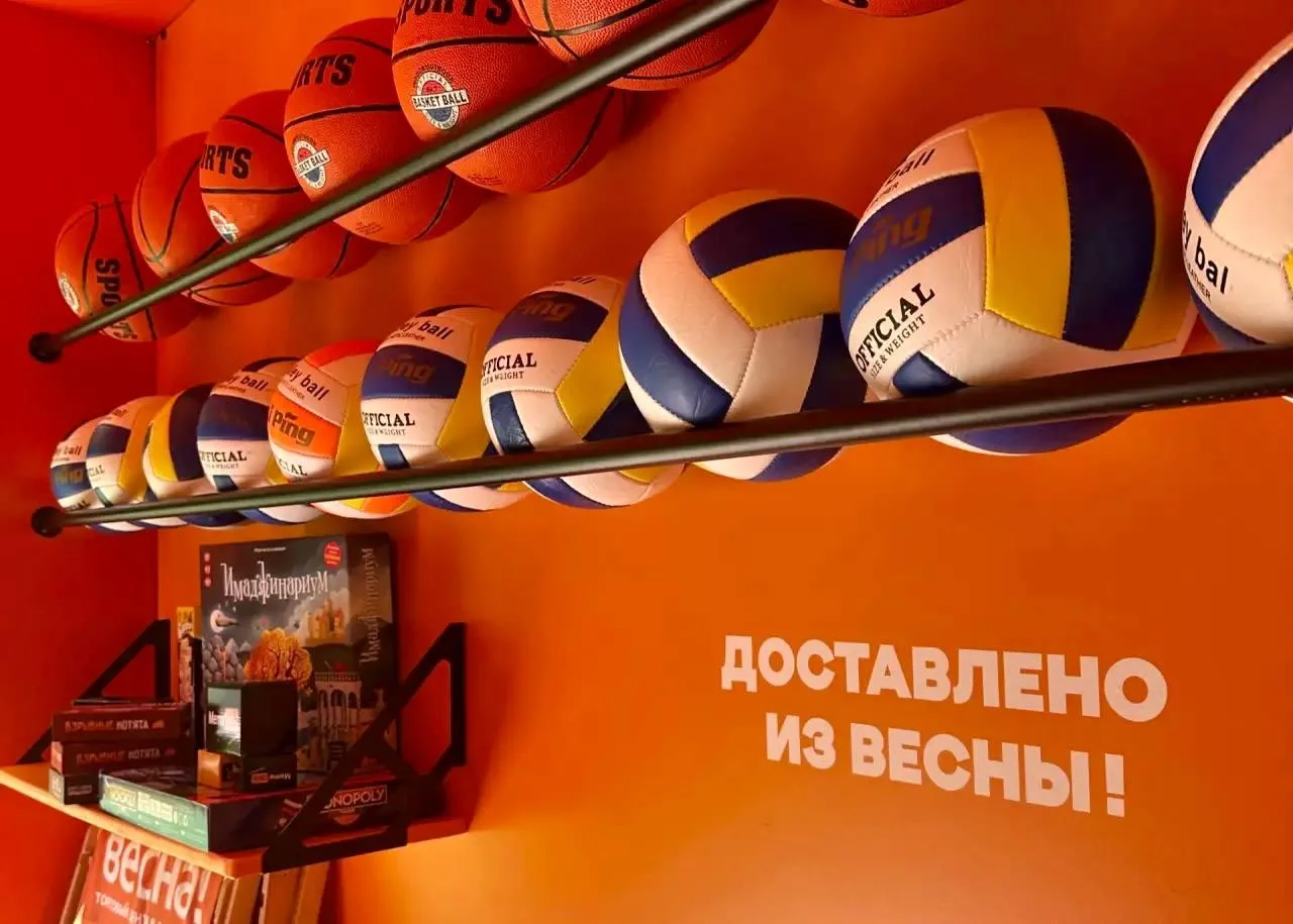 📍 В Лианозовском парке появилась такая зона с разным летним инвентарём. Работает с 12:00 до 20:00.
