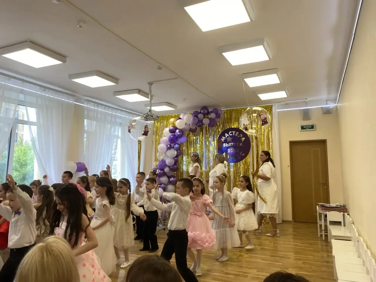 А вот и наши выпускники!!! 🌟🌟🌟
Вы прощаетесь с детским садом, 🏰 который стал для вас вторым домо