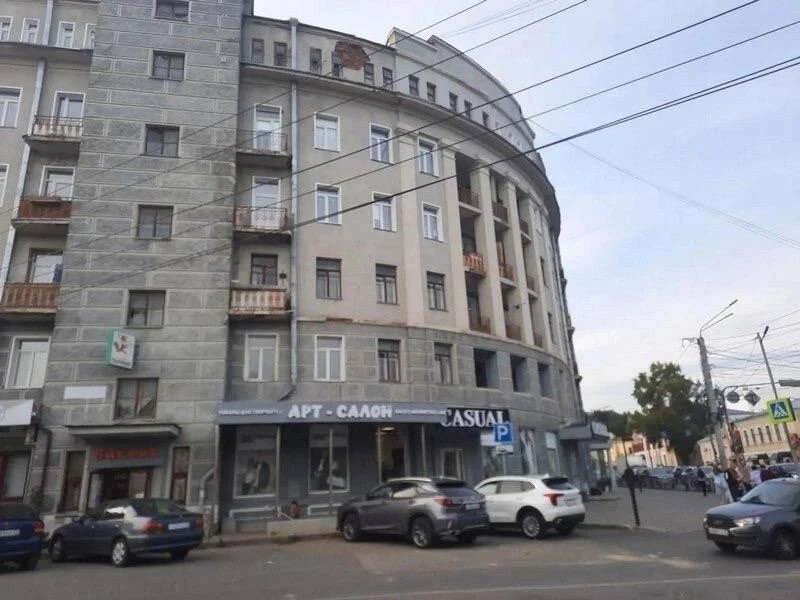 Кусок дома рухнул на машину в Кирове