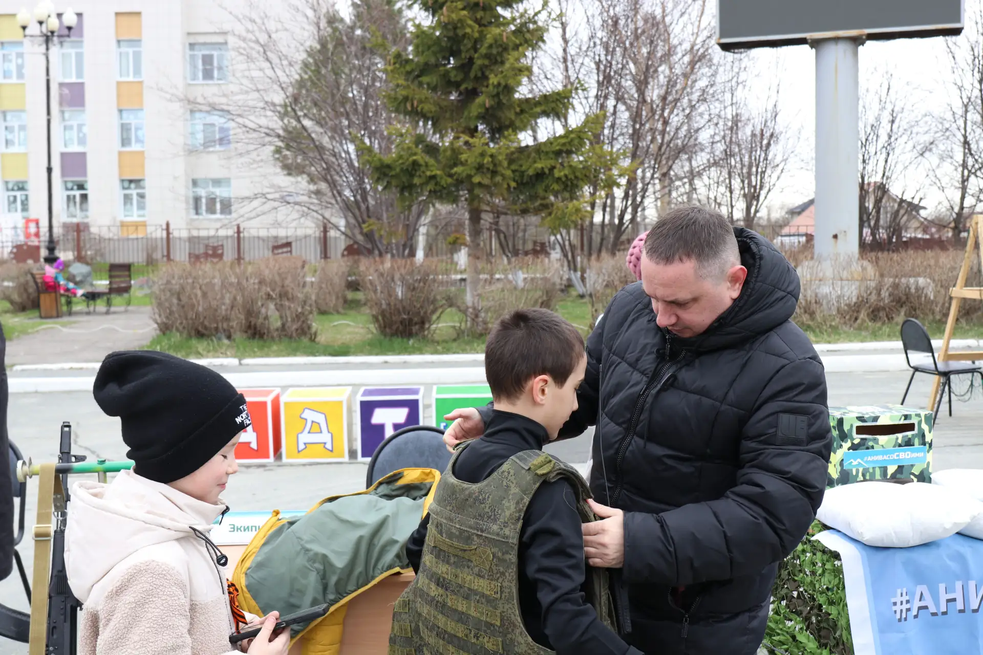 День победы в Аниве: патриотические площадки на городской площади.