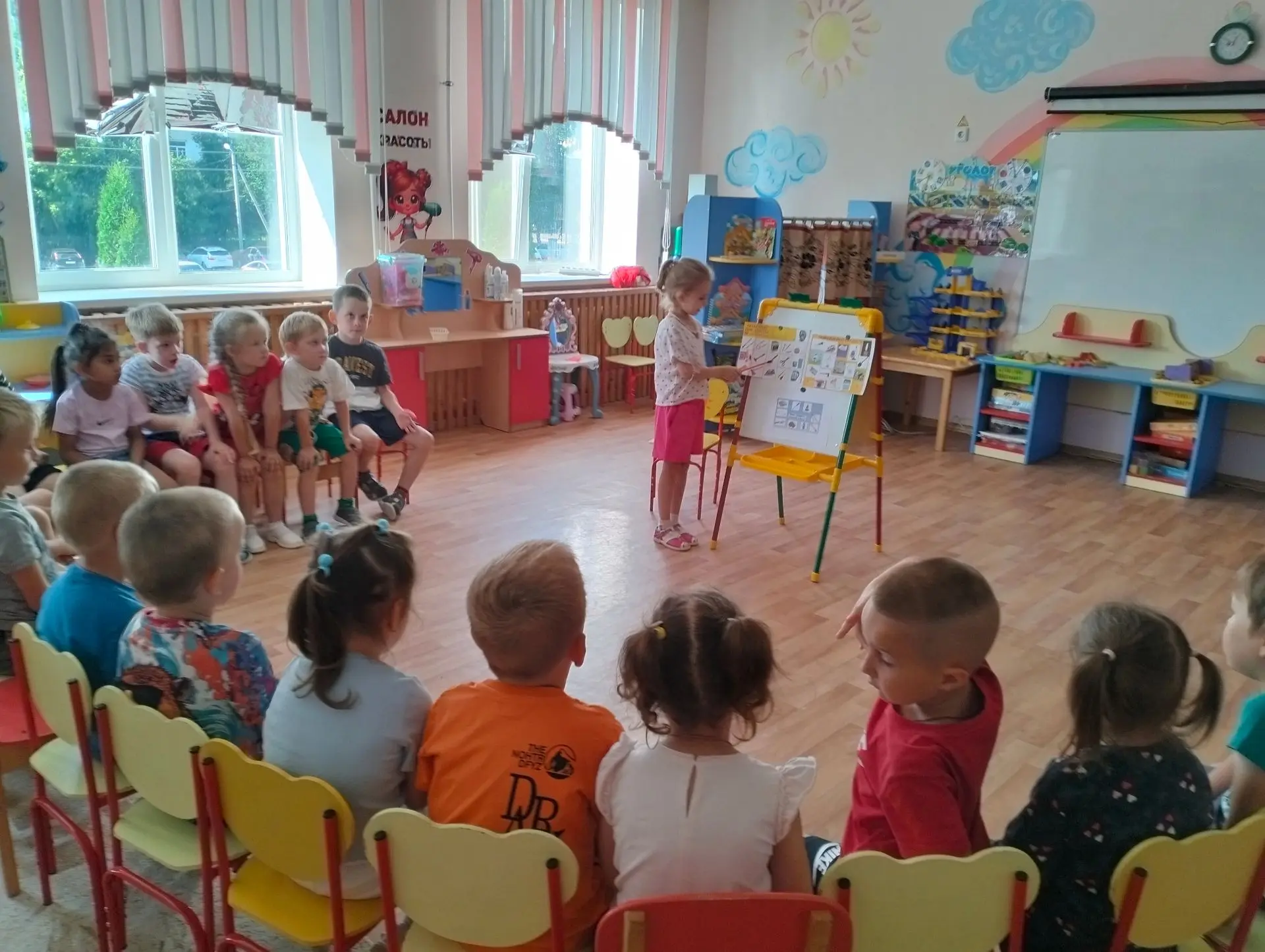 В рамках недели безопасности детей в старшей группе "Рябинка "была проведена беседа на тему "Опасные