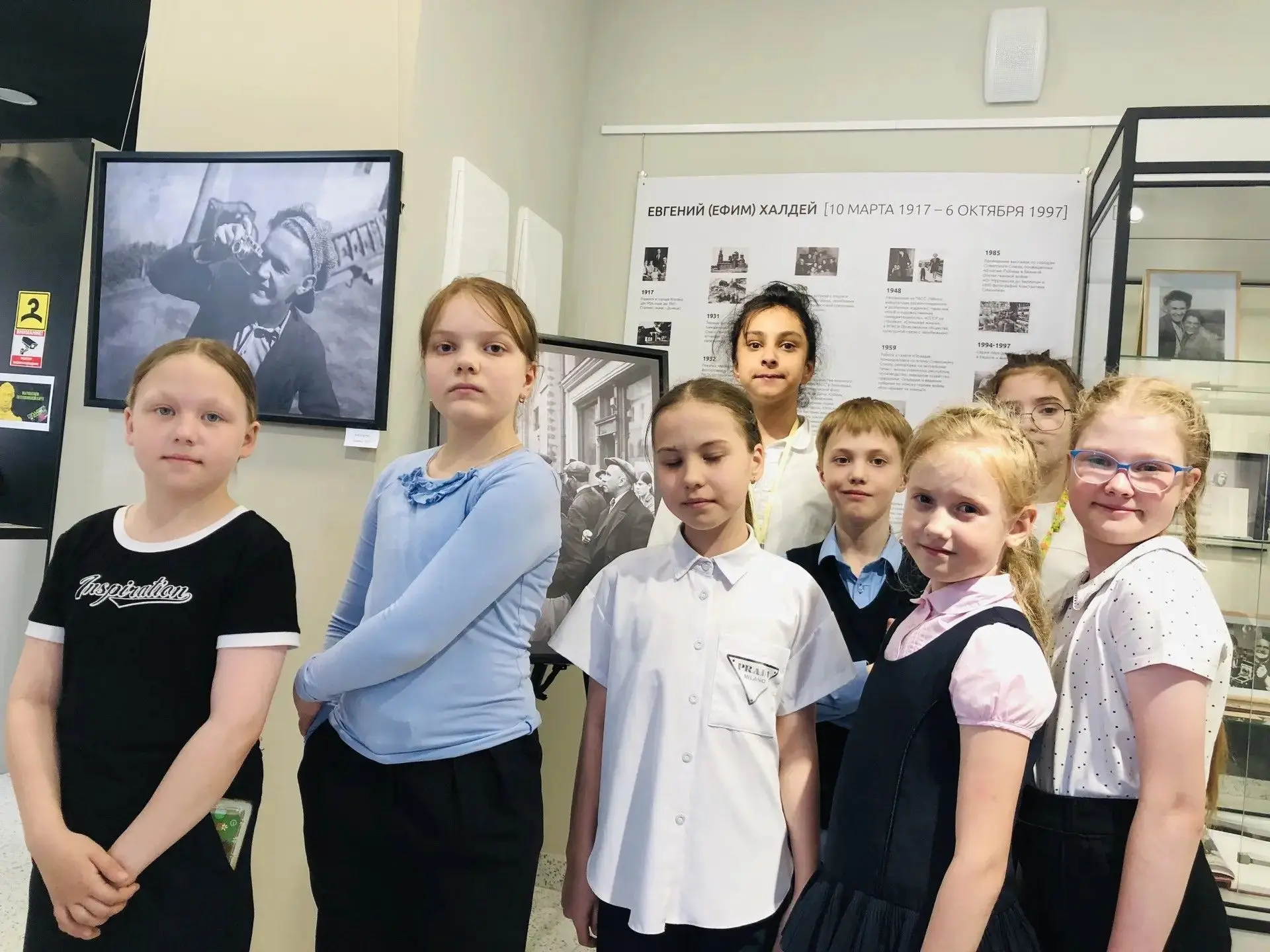 3-а класс посетил выставку, посвящённую военному фотокорреспонденту Евгению Халдею. В г...