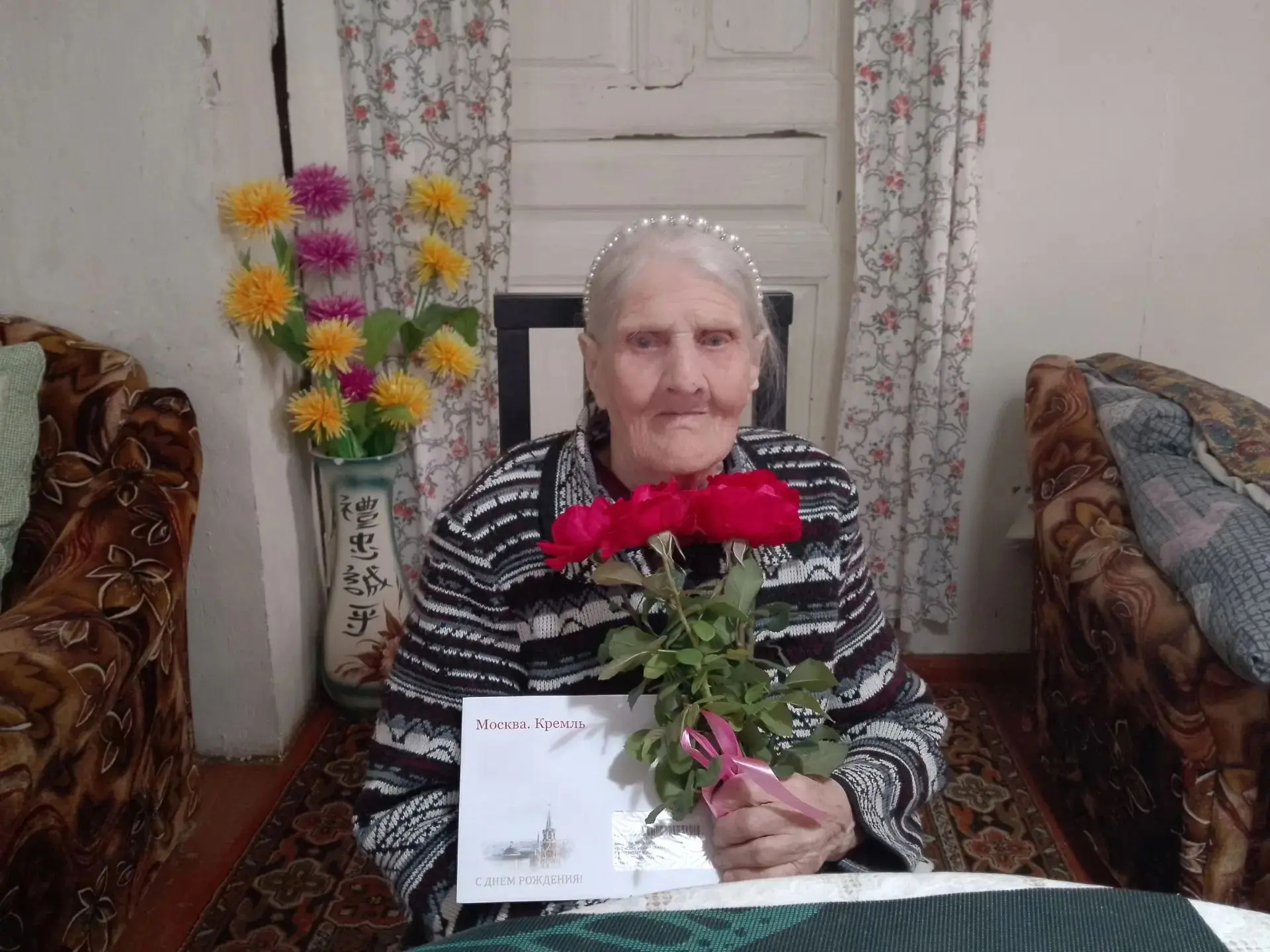 Специалисты нашего центра навестили и поздравили с 96-летием труженицу тыла Людмилу Але...