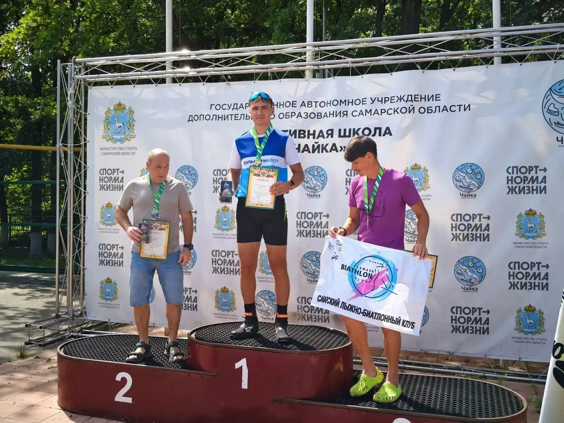 Медаль на медаль надел

🥇 Наш титулованный лыжник Александр Александров даже летом не сбавляет темп
