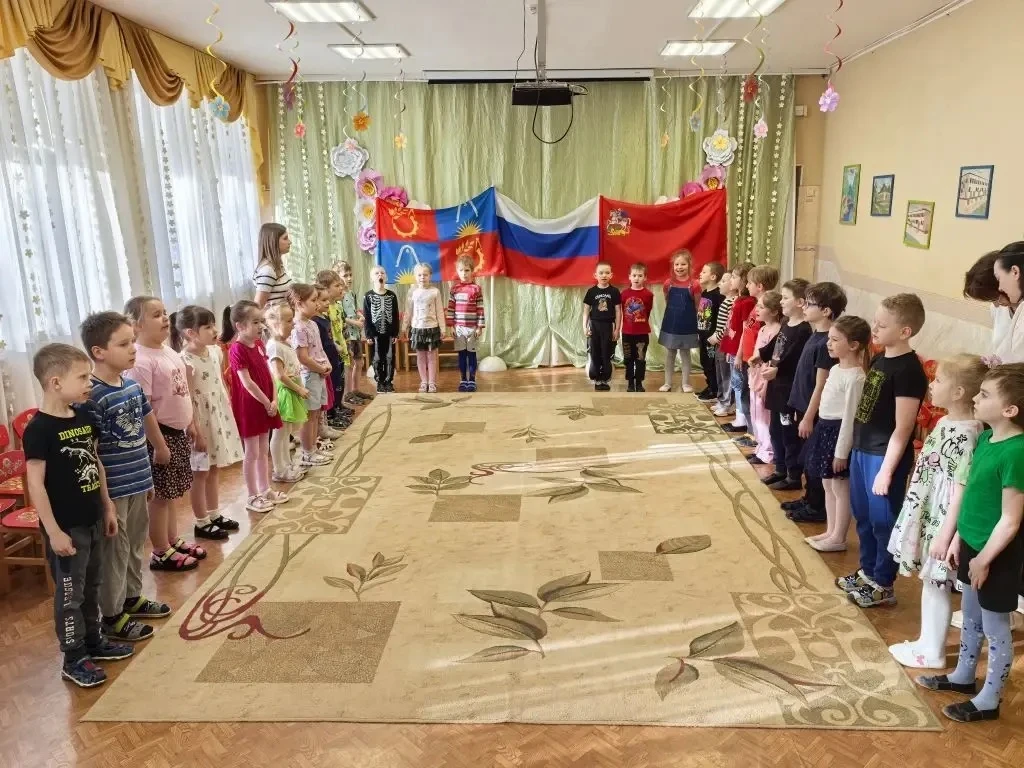 Утро понедельника подготовительные группы Дошкольного отделения 19 начали с беседы о символах госуда