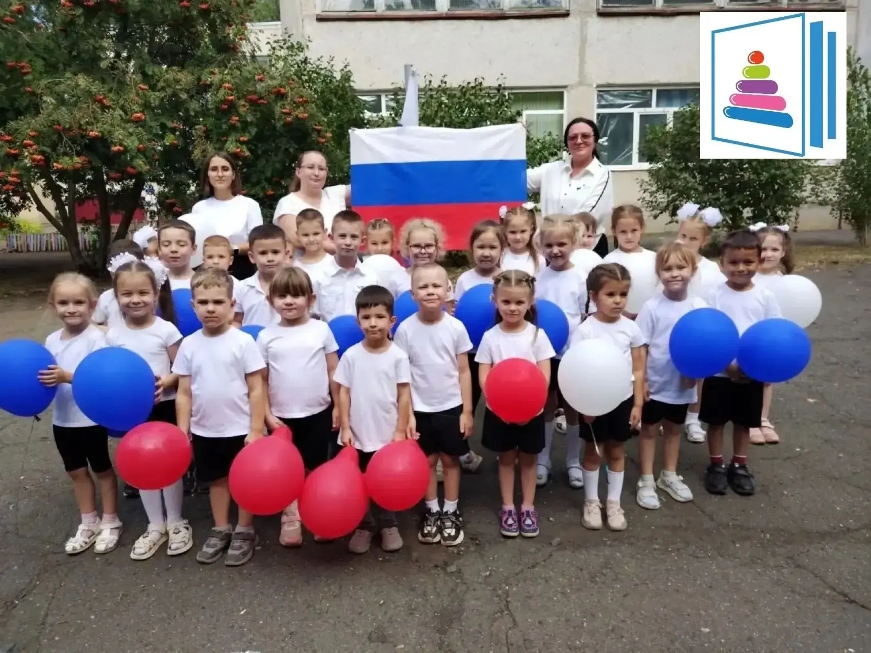 Друзья, в преддверии Дня флага России , в детском саду прошло яркое запоминающееся меро...