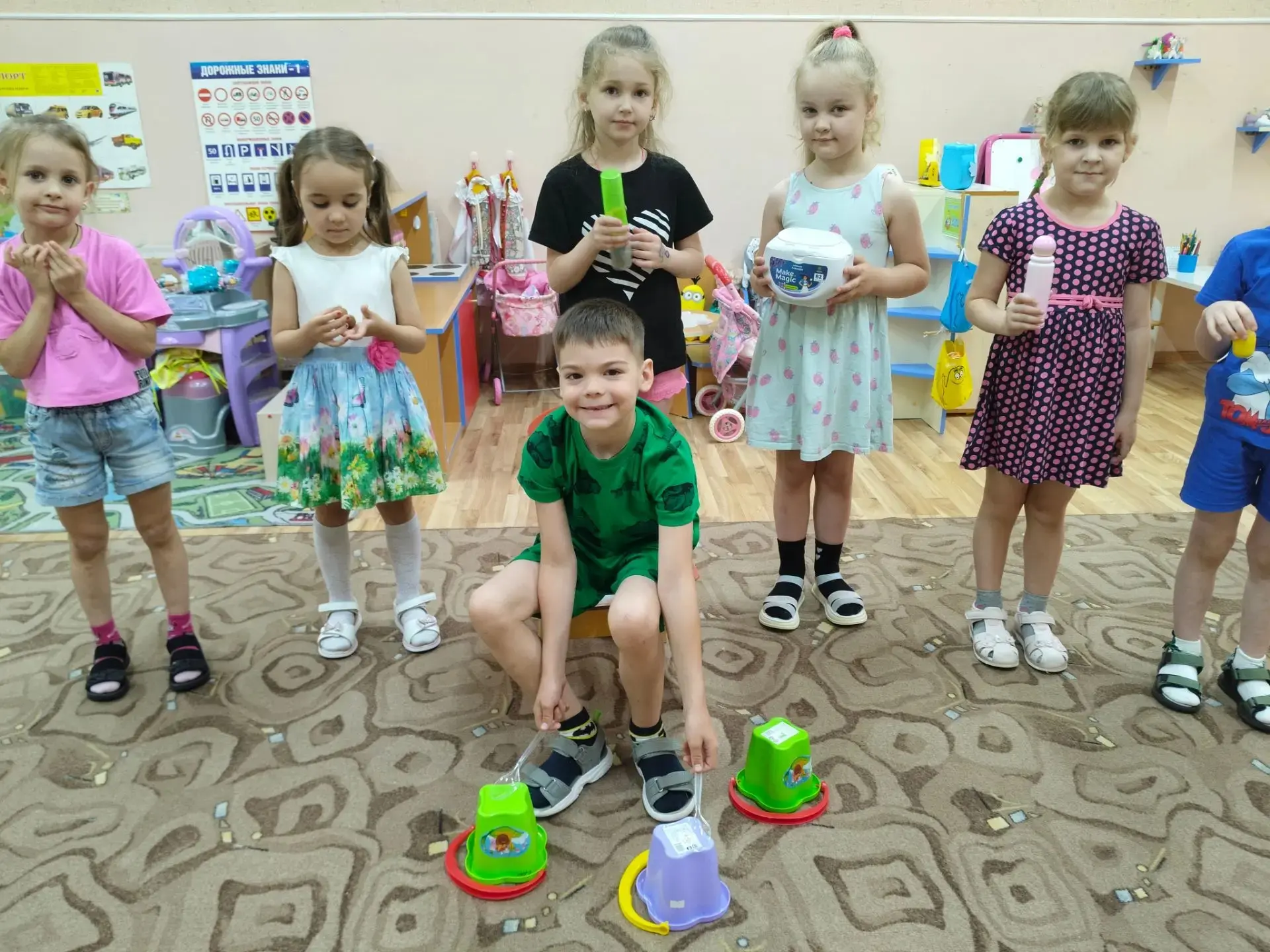 «Музыка лета»

Солнечным июньским днём в старших группах звучала настоящая «Музыка лета»! Дети с рад