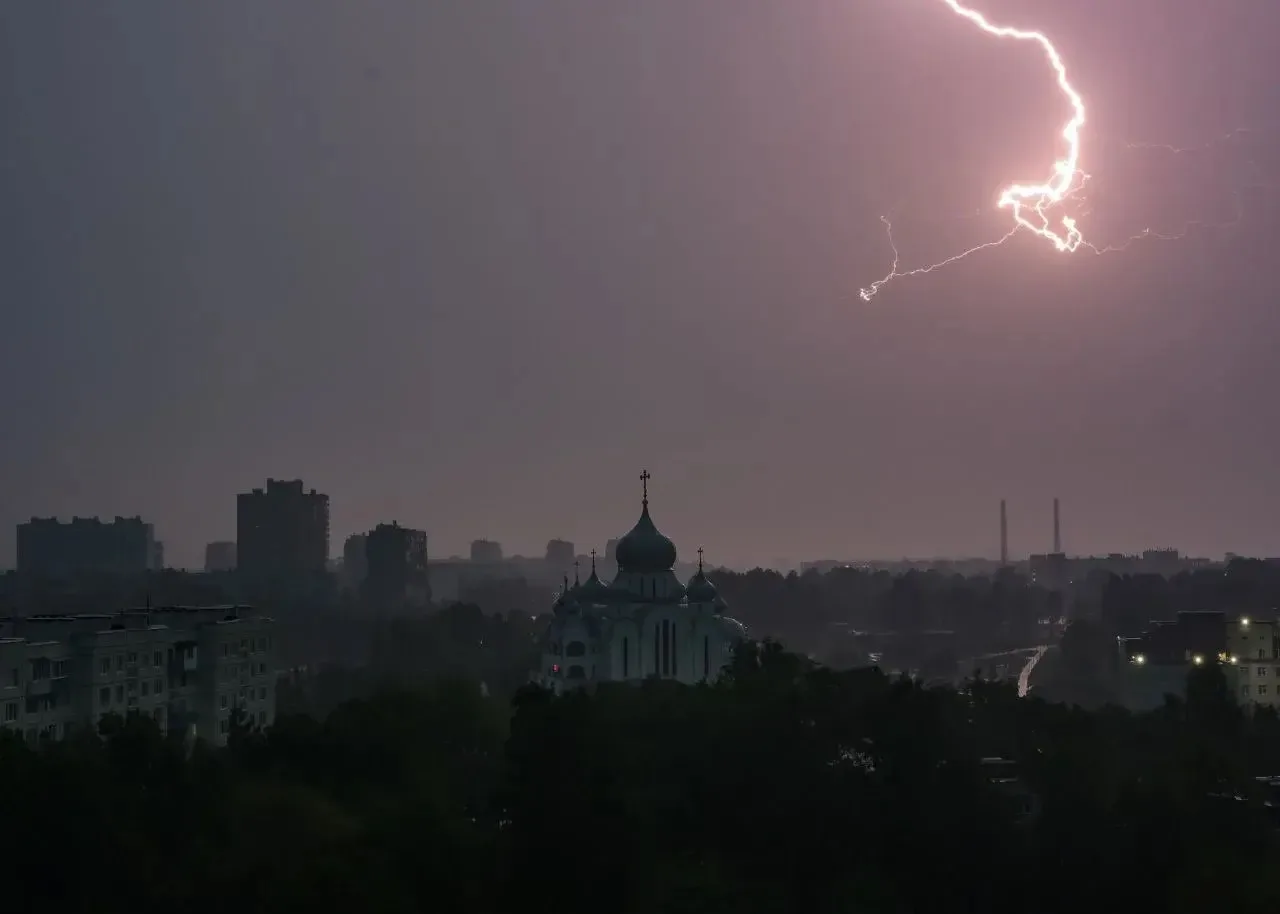 К вечеру тёплая погода в Петербурге сменится дождями с грозой
 
Как сообщает Росгидромeтцентр, с 21: