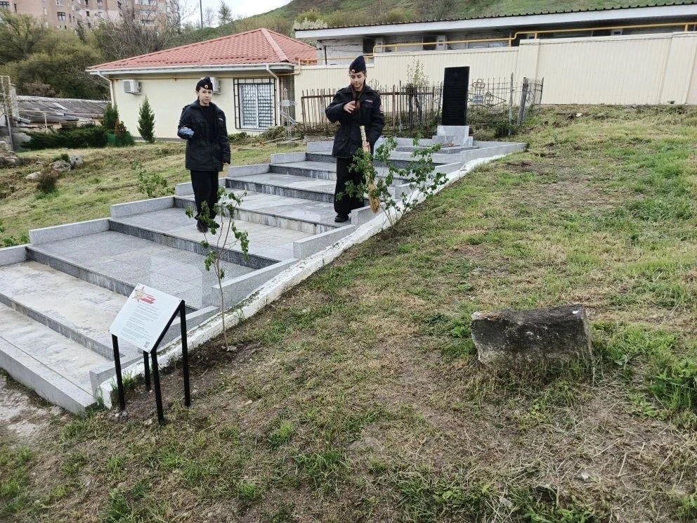 📍 Обучающиеся школы провели уборку воинских захоронений. В рамках патриотического воспитания и сохра