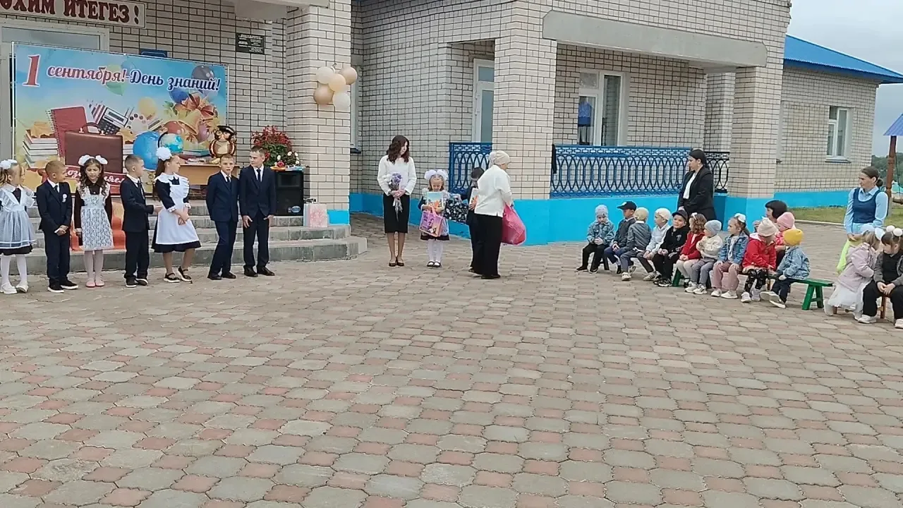 Белем бәйрәме көнендә Илһам-Эльмира Низамовлар беренче сыйныфка укырга керүче балаларга...