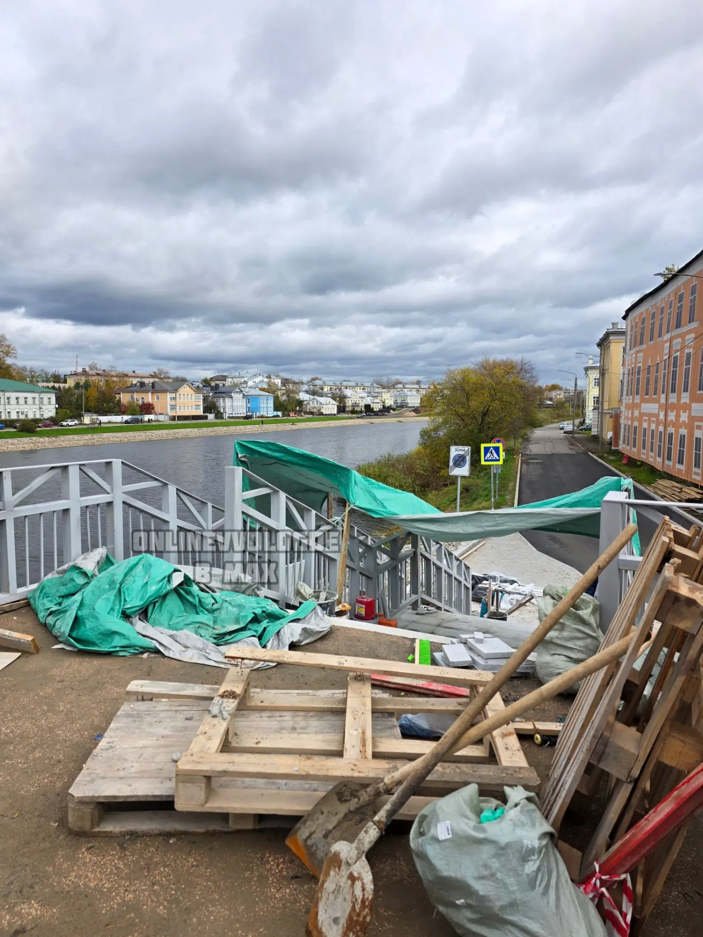 На Красном мосту плохи дела.
