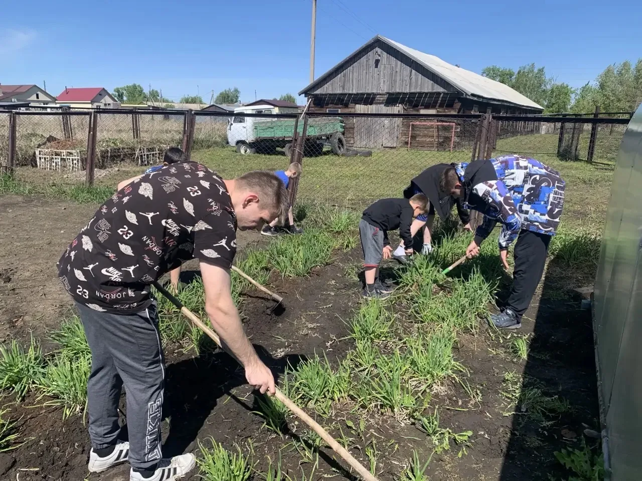 ТРУДИМСЯ В ОГОРОДЕ 👩‍🌾