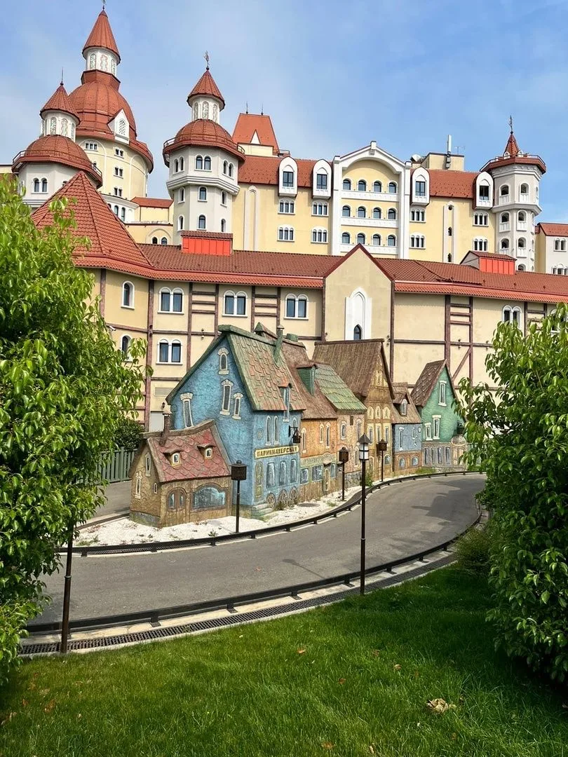 🚘 Аттракцион «Богатырские гонки» представляет собой мини-городок с узкими улочками, по которым ездят