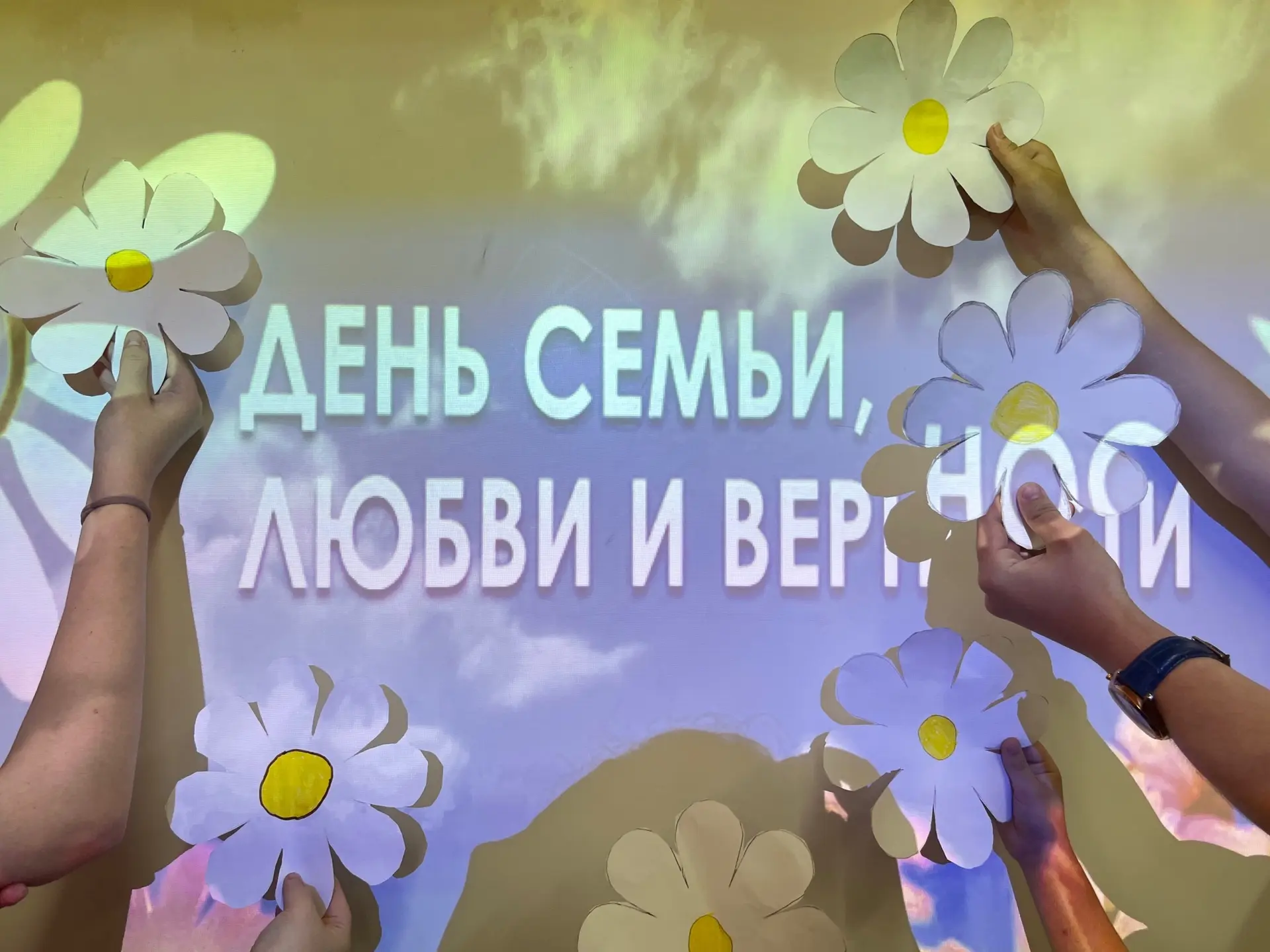 #ДеньСемьиЛюбвиИВерности
Тепло сердец и символ верности: в колледже прошел мастер-класс «Ромашка люб