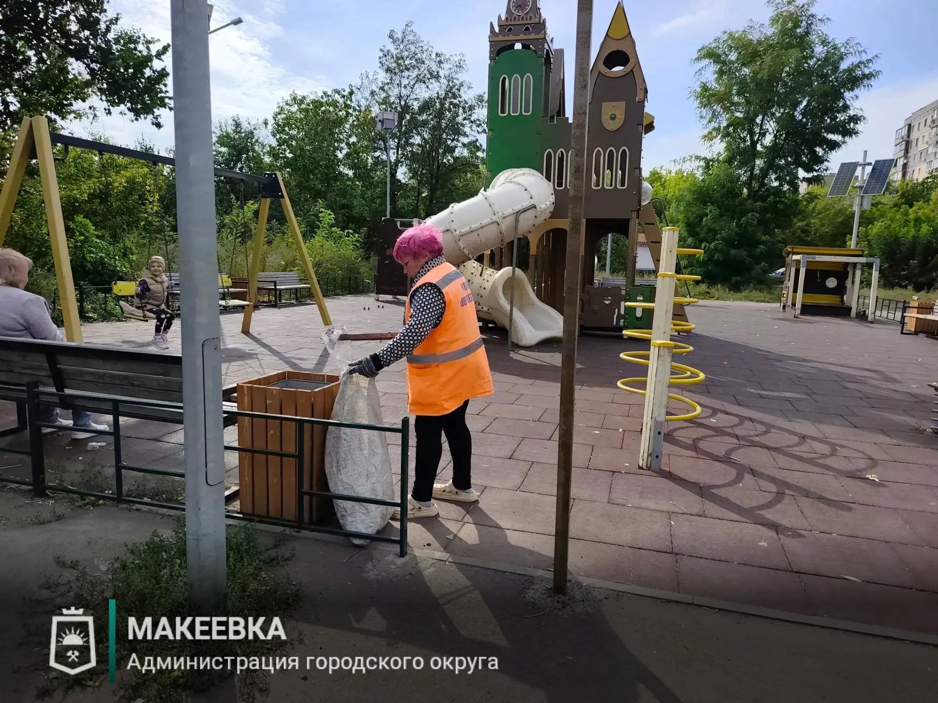 В Макеевке продолжаются работы по содержанию детских игровых площадок
