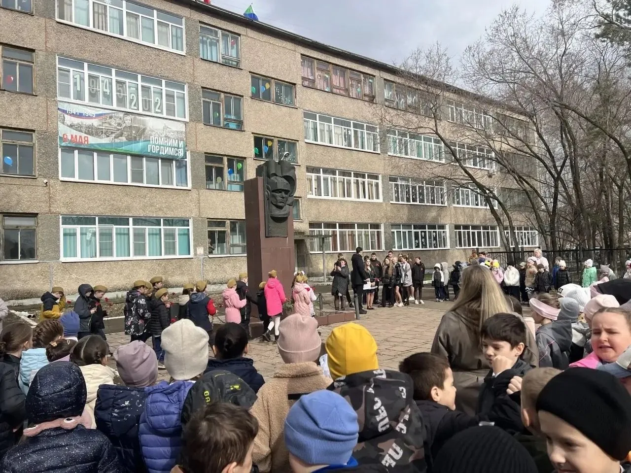 🇷🇺🎉Торжественный митинг в честь Дня Победы🎉🇷🇺 6 мая учащиеся 1 и 2 классов нашей школы приняли участ