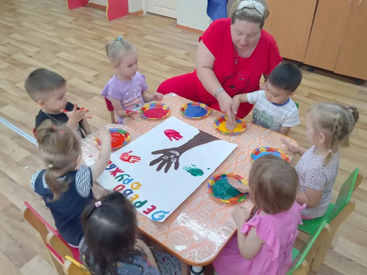 💥Сегодня в младшей группе состоялось особенное занятие — мы посадили 🌳«Дерево дружбы»! 👫Ребята с 