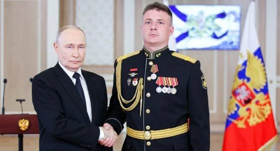 Владимир Путин вручил медаль «За храбрость» уроженцу Кизлярского района Виталию Сучкову

Президент Р