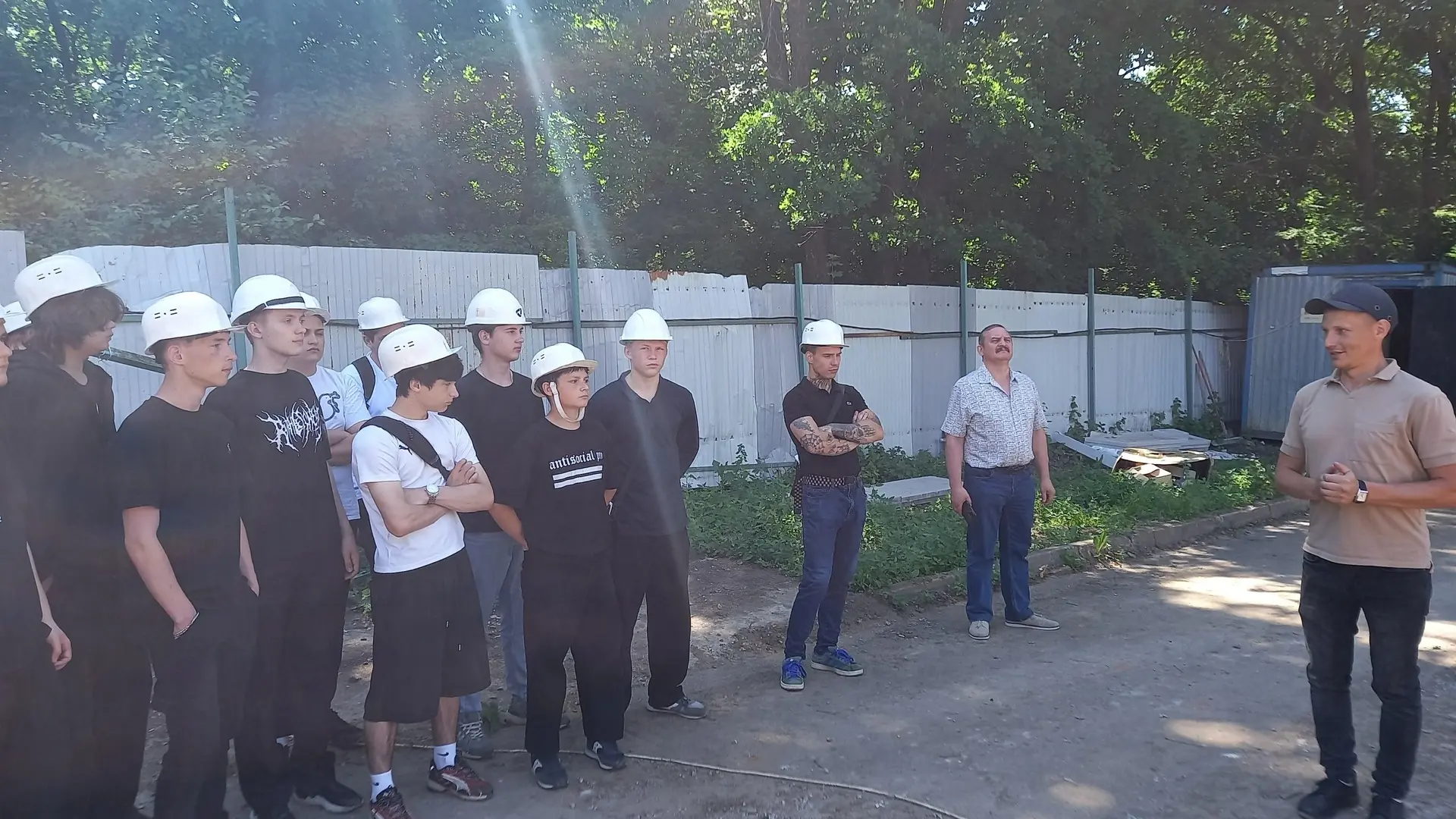 В преддверии 70-летнего юбилея профессионального праздника строителей на территории области продолжа