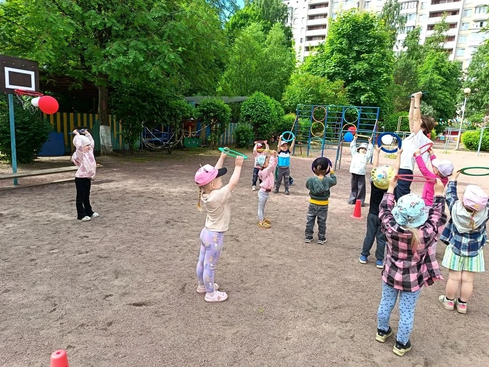 Мы дружные ребята,
Пришли мы в детский сад,
И каждый физкультурой
Заняться очень рад!
Физкультурой м