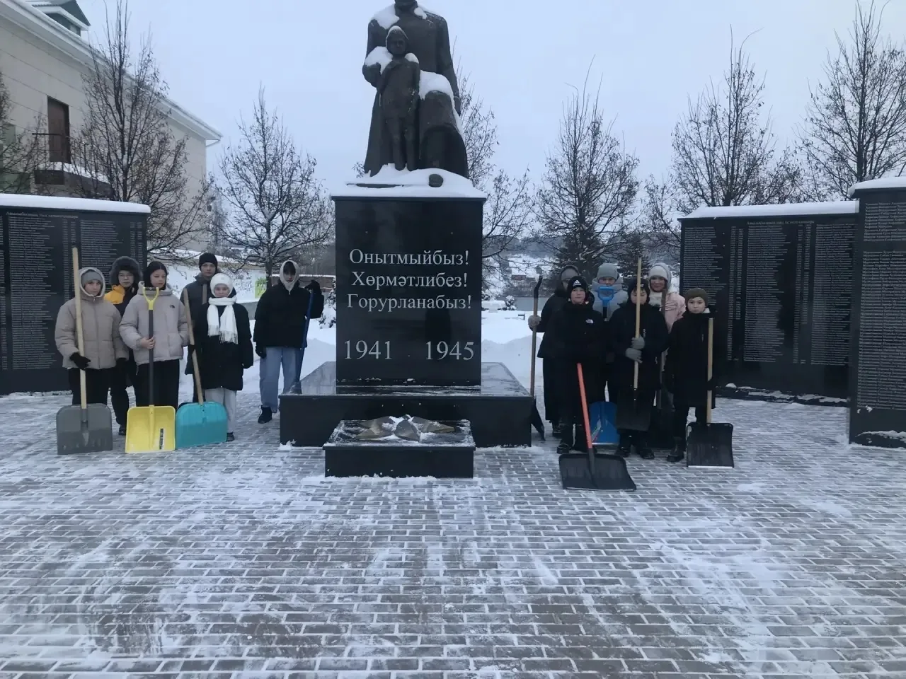 Накануне Нового года восьмиклассники и их классный руководитель Садриева Н.Р. не остались в стороне,