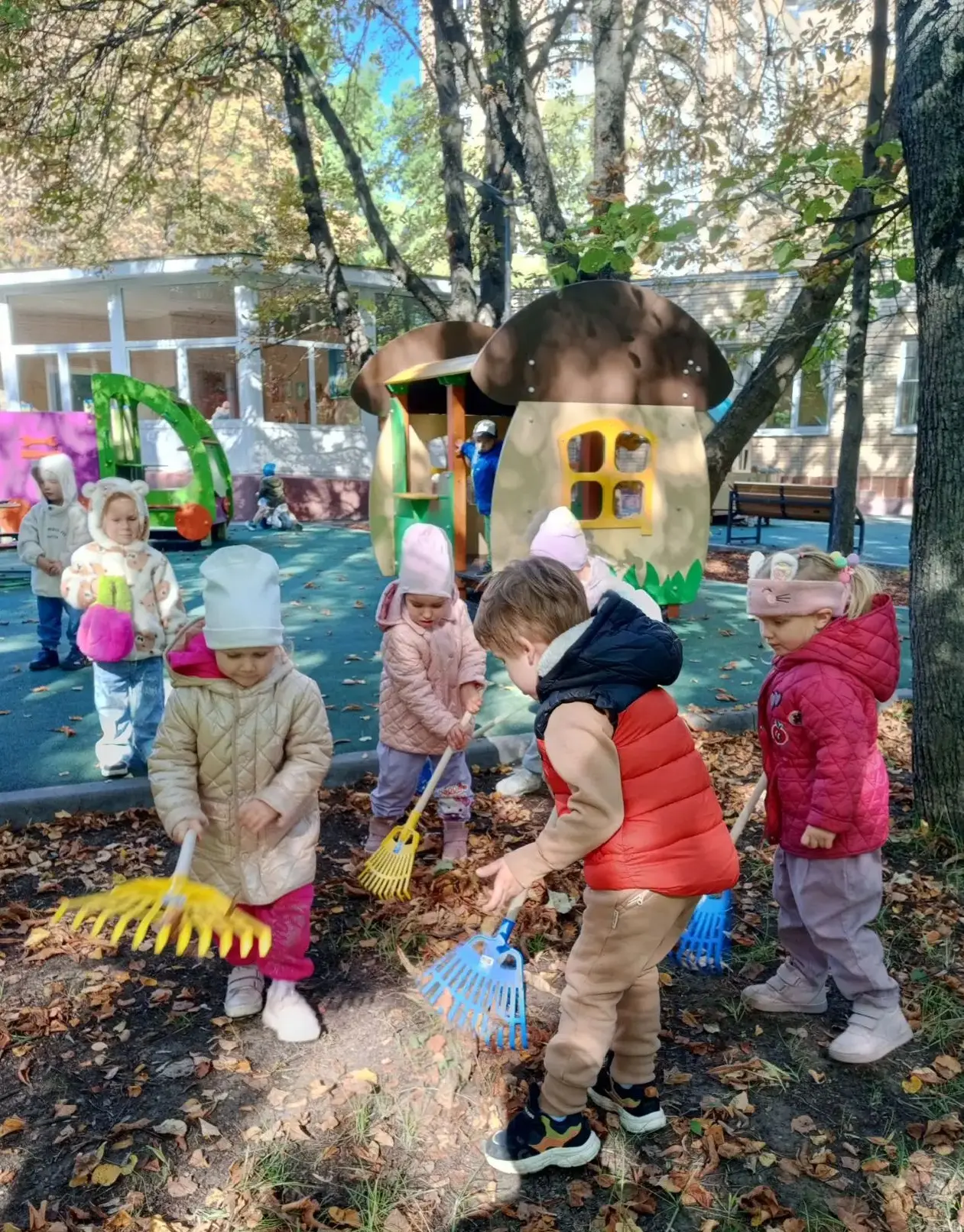 ✨Сегодня в детском саду прошла экологическая акция «Чистые дорожки»! Воспитатели органи...