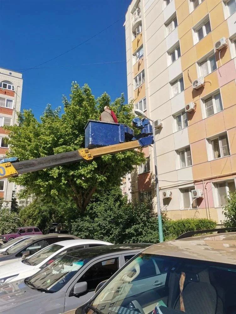 📍бул.Евскина, д.5, корп.1, 2

✅ С привлечением спецтехники произведена замена элементов уличного ос