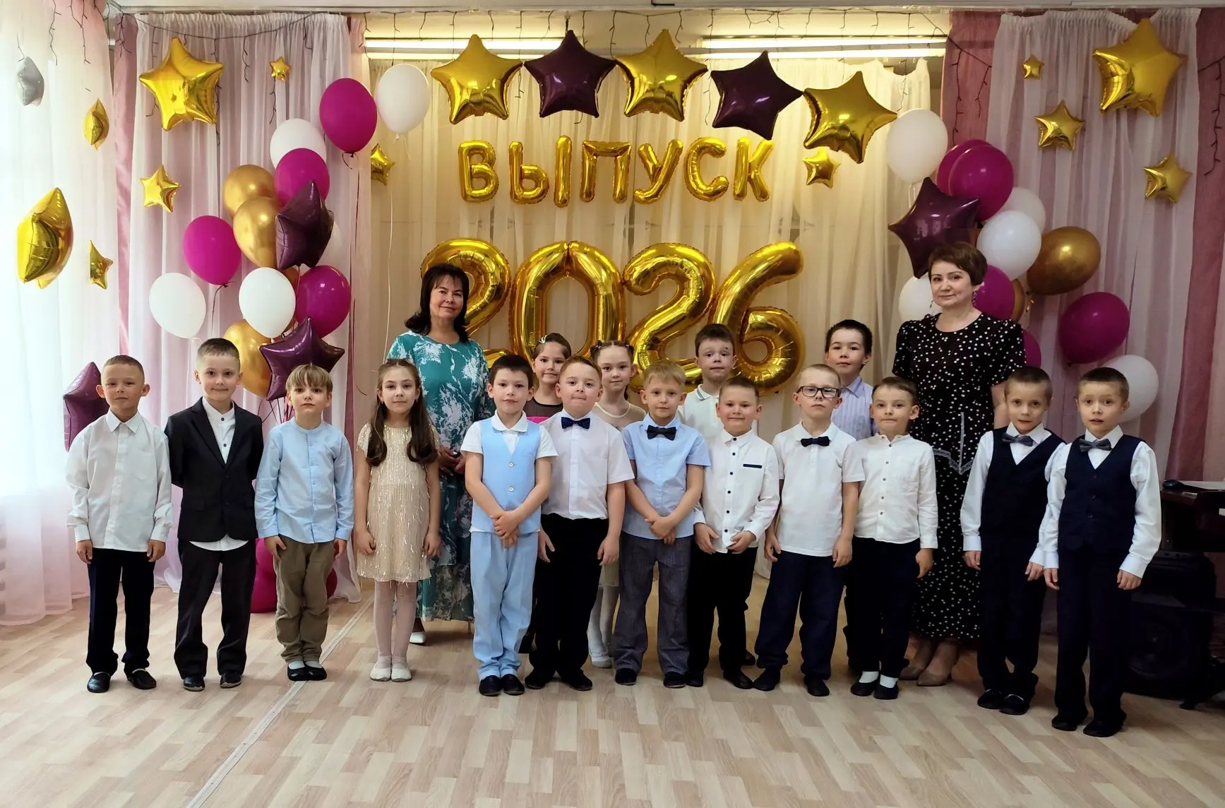 Сегодня наш музыкальный зал сиял ярче всех звёзд на небе! И неудивительно – ведь у нас Выпускной! 🌟