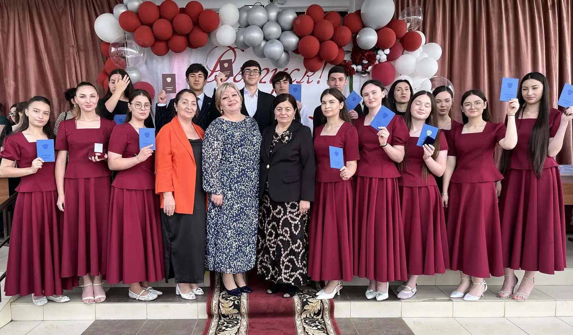 🎓 ВЫПУСКНЫЕ ШАГАЮТ ПО СТРАНЕ! 🎉

✨ По всей России проходят выпускные — трогательный момент прощани