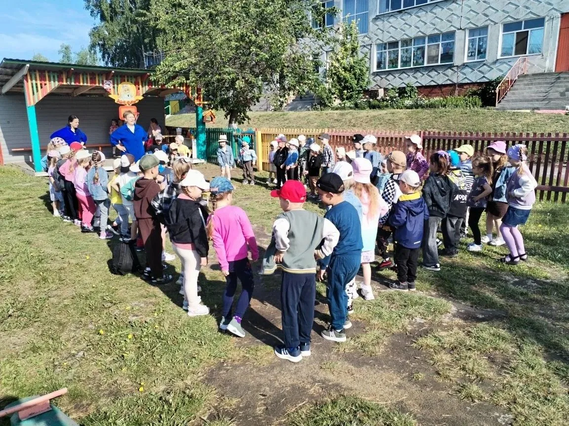 С первого дня лета, в нашем детском саду, утро начинается с весёлой бодрой зарядки.