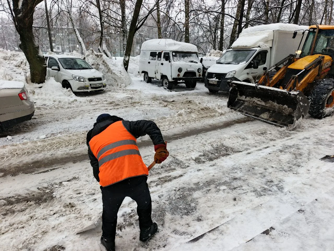 Дворники и спецтехника продолжают работать в усиленном режиме после очередного снегопада. Основные с