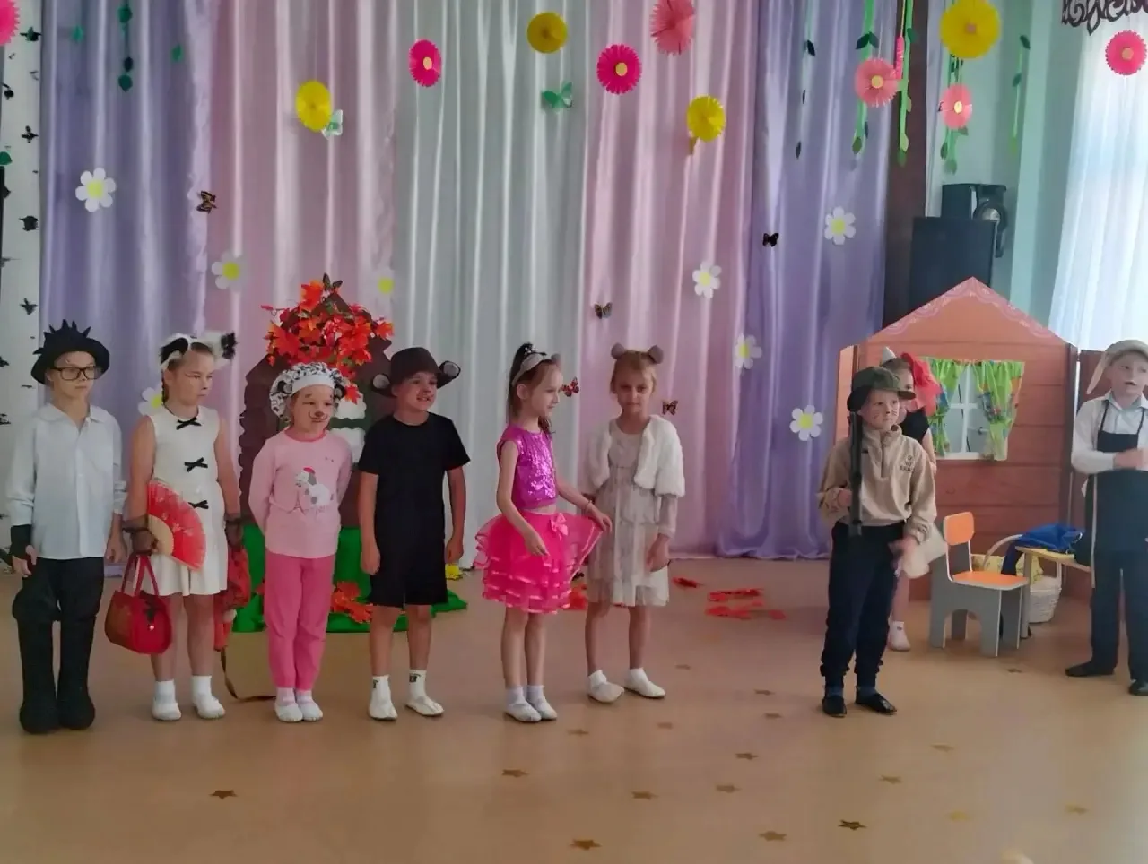 Вот и подошел к концу учебный год для наших театралов🎭. 
Сегодня состоялся показ сказки "Заяц -порт