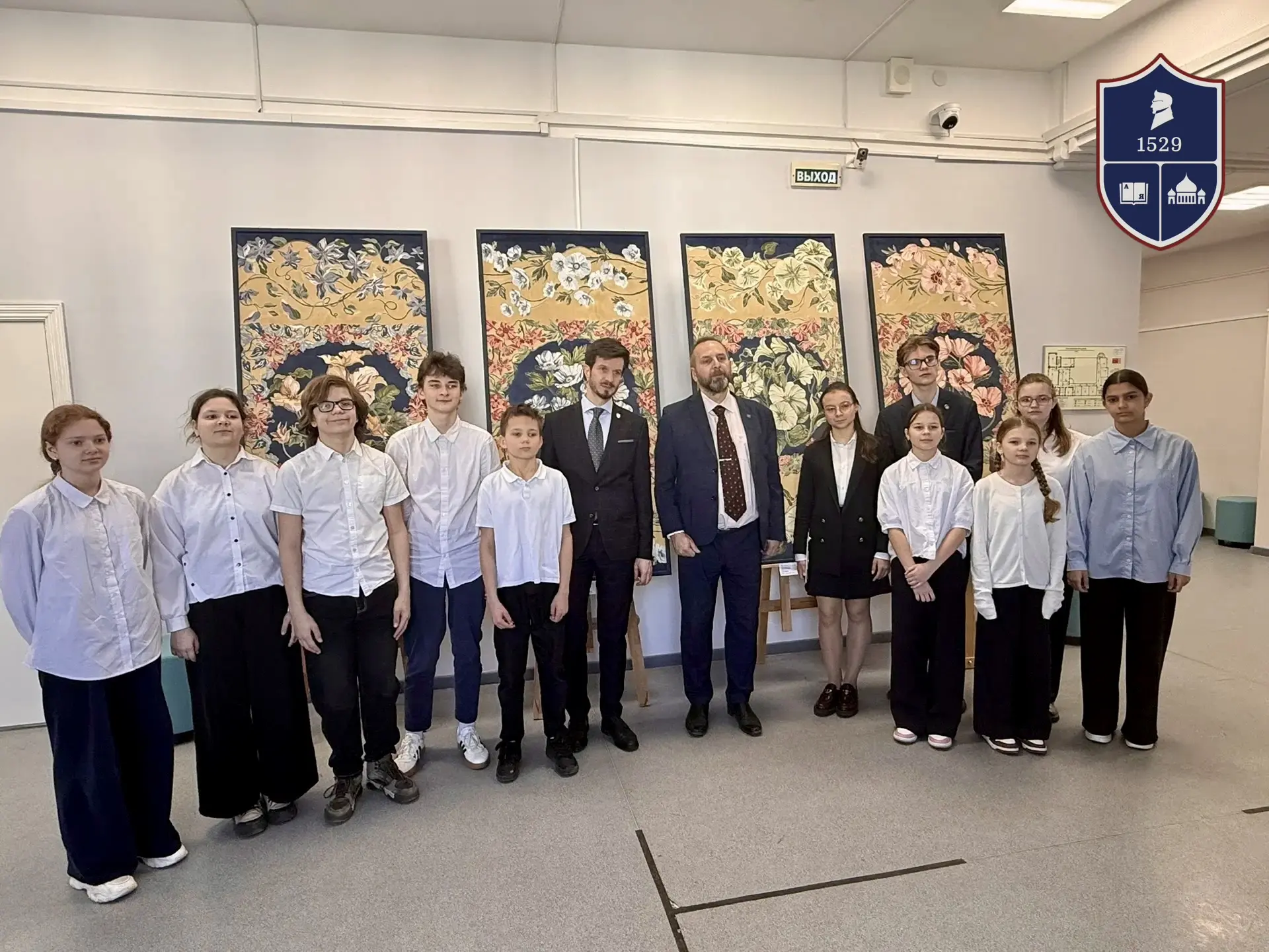 🎨 Вдохновение весны: открытие выставки «Симфония весны 3.0» в школе! В нашей школе состоялось торжес