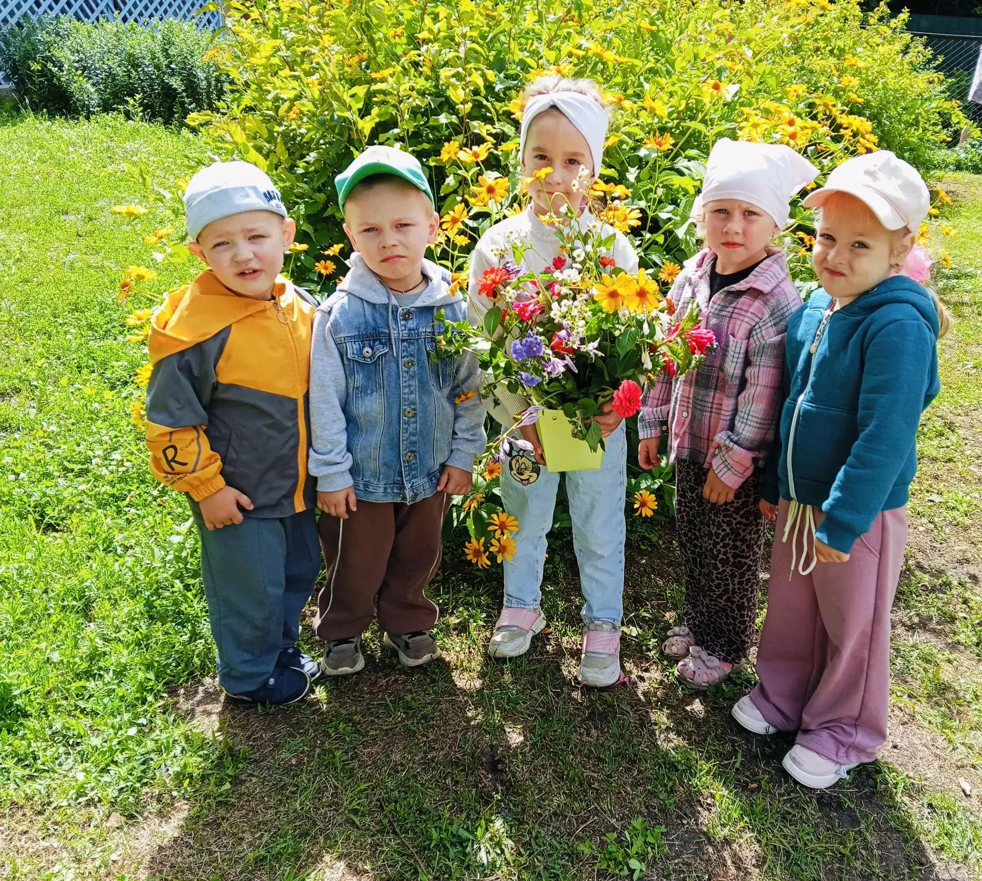 🌺🪻🌹💐День, когда пахнет летом!
Сегодня наши воспитанники на один день стали настоящими флористами