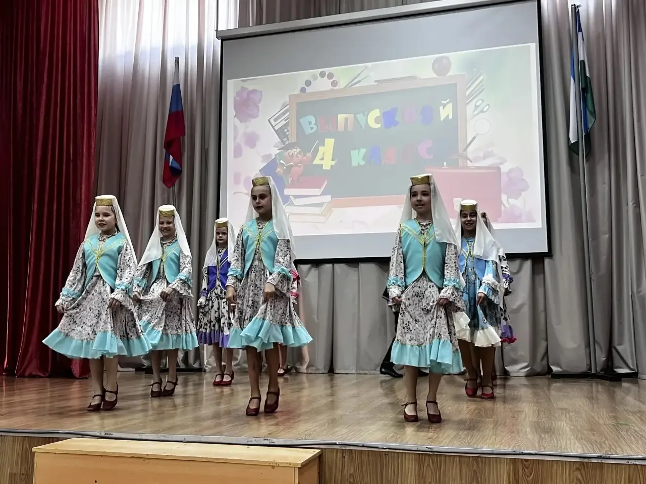 Сегодня волнительный и немного грустный день для наших четвероклассников. Они прощаются с начальной 