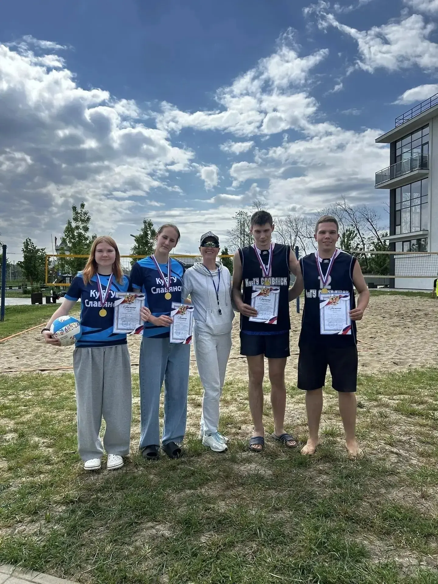 🏐 В Северном парке разыграли кубки по пляжному волейболу.  Соревнования прошли 14 мая среди юношей и