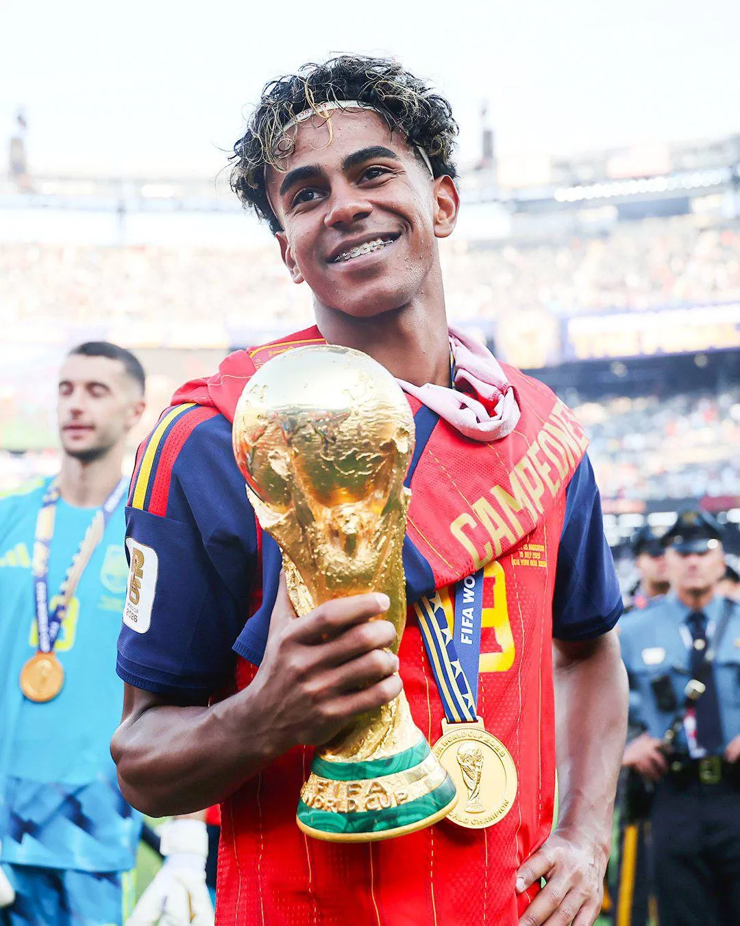 😎🏆 19-летний Ямаль с трофеем ЧМ. Ему осталось завоевать лишь ЛЧ, чтобы полностью ПРОЙ...
