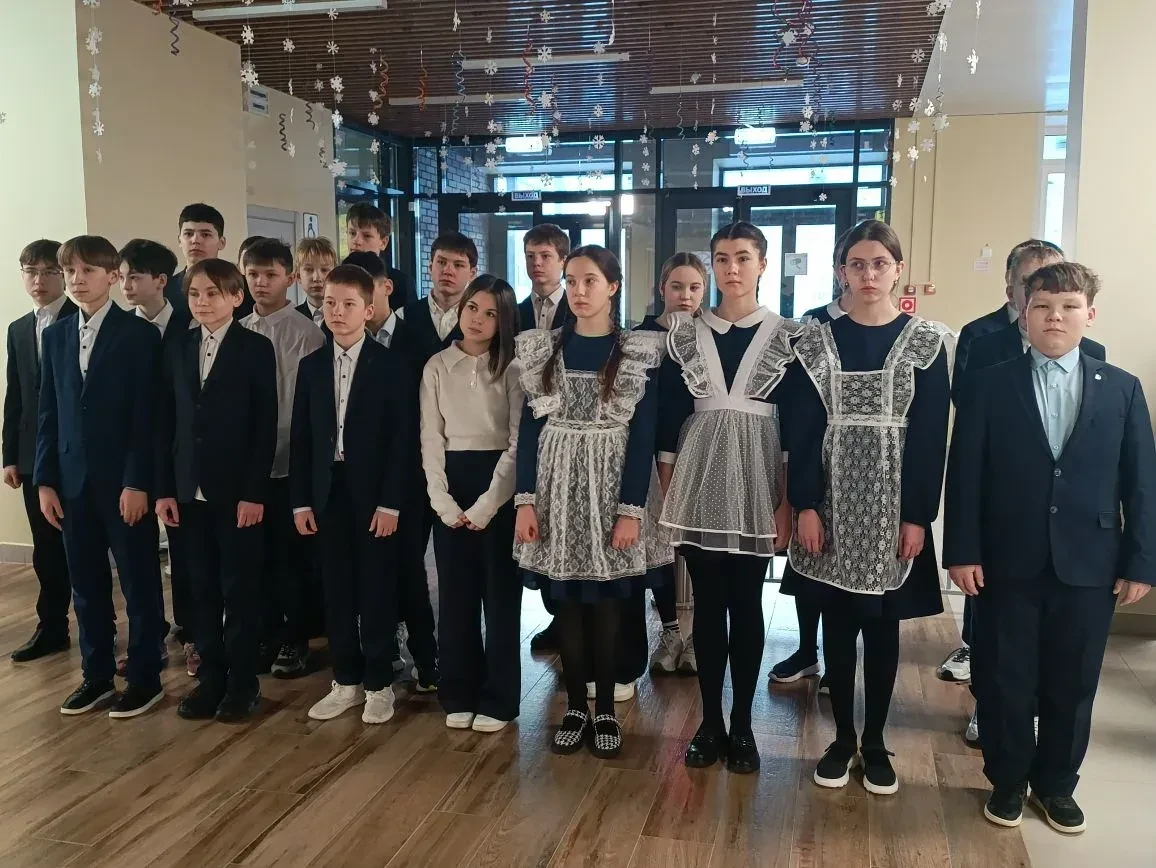 🇷🇺Новая учебная неделя стартовала под флагом России! 🇷🇺 🕗Сегодня в нашей школе прошла торжественная 