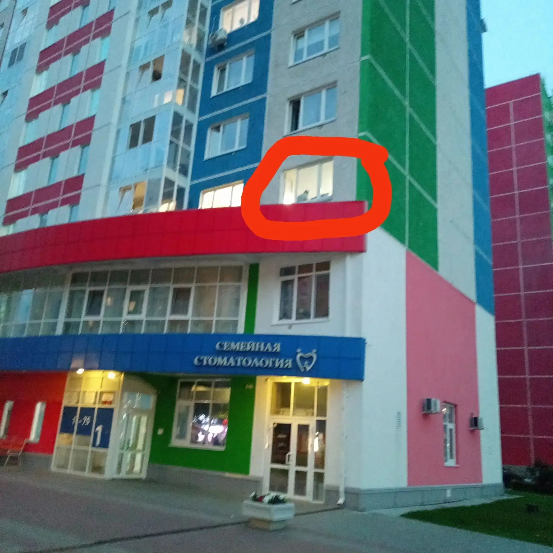 Родители, поговорите с детьми‼️Так играть нельзя.Дети бросали куски льда вниз, женщине ...