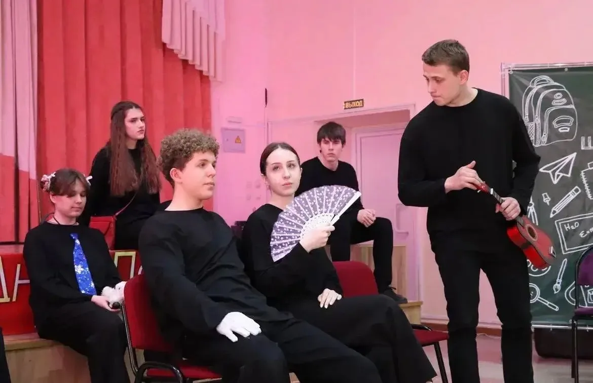 ✨ ПОДЕЛИСЬ ИСКУССТВОМ  🎭 В Гимназии прошёл показ спектакля «Как говорил Станиславский…», который пре