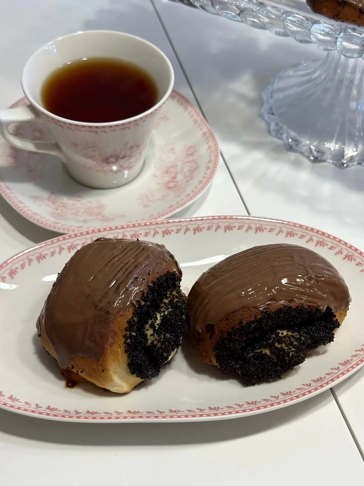Маковые булочки с шоколадной глазурью 🍫

🩵Тесто:
200 мл тёплого молока + 7 г дрожжей + 100 г сахар