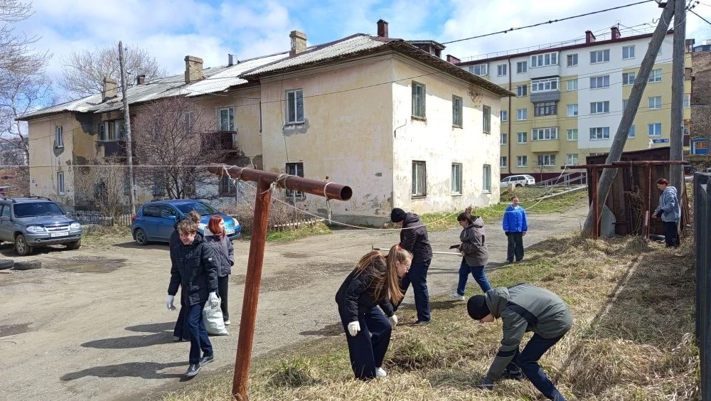 ☀ Школьный субботник в самом разгаре! Ученики нашей школы продолжают активно и с большим энтузиазмом