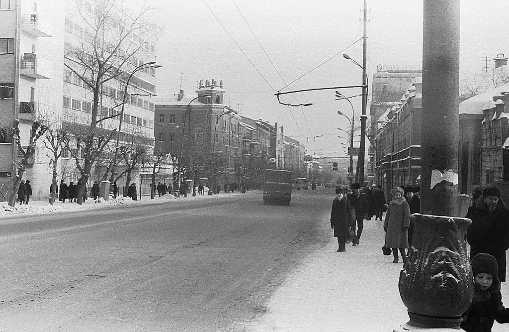 Улица Малышева в 1986 году. В ожидании транспорта на остановке "Центральный рынок". На ...