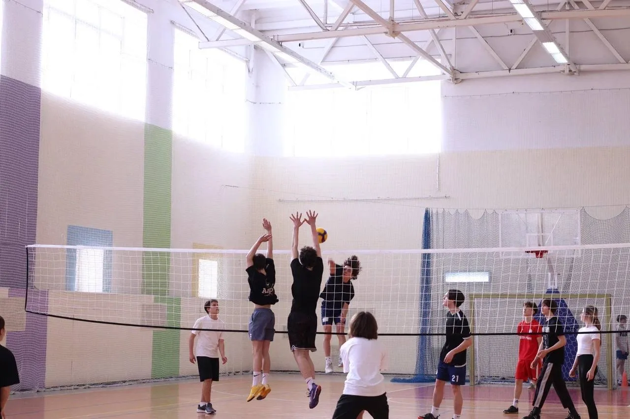 🏐 В гимназии состоялись соревнования по волейболу среди 9-х классов  Яркие игры прошли в большом спо