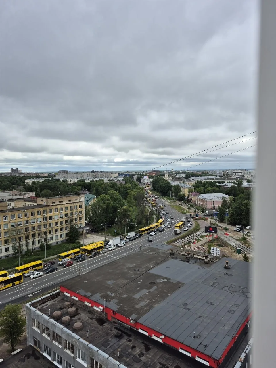 ДТП на проспекте Октября.

Фура и легковая не поделили дорогу. Собралась пробка перед мостом в сторо