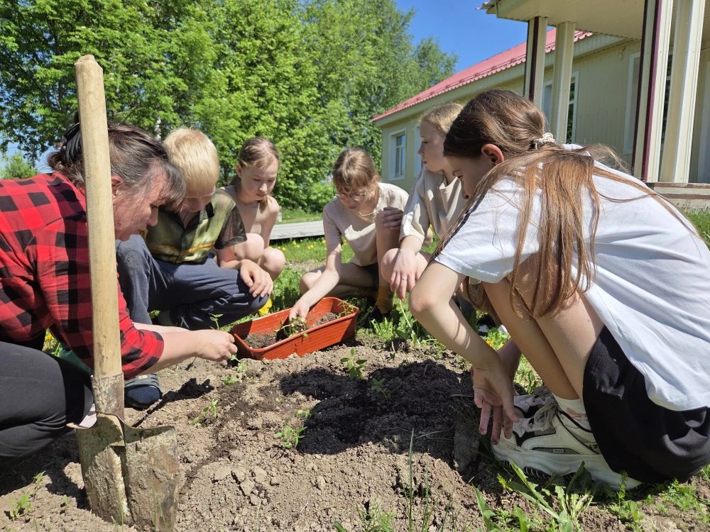 Цветы добра в школьном саду 🌸

На днях школьный двор наполнился звонкими голосами и ароматом свежей