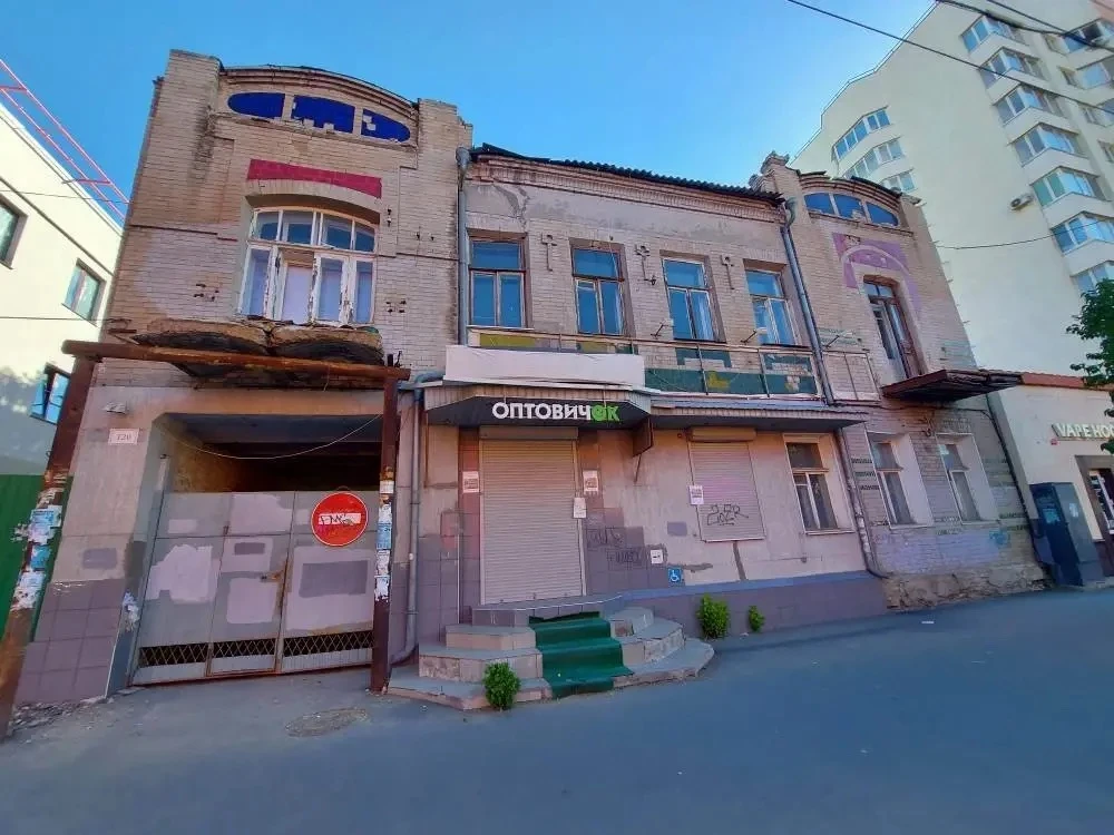 Для инвестора, готового сохранить дом с проездной аркой и изразцами, открыто окно возмо...